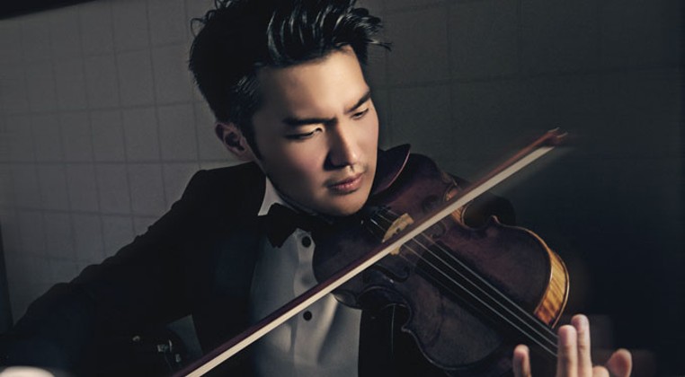 Violinist Ray Chen performs with pianist Julio Elizade at Armstrong Auditorium Nov. 28. | Photo Sophie Zhai / provided